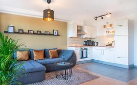 FAIRflats: Küche, Balkon, Arbeitsplatz, Aufzug